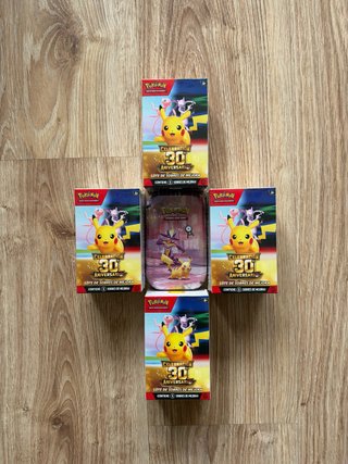 4 Booster Bundles Pokémon 30 Aniversario + Lata