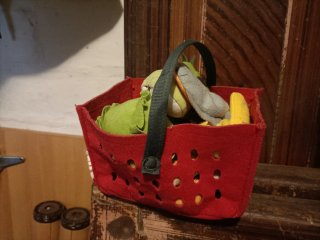 Cestino in feltro rosso con peluche