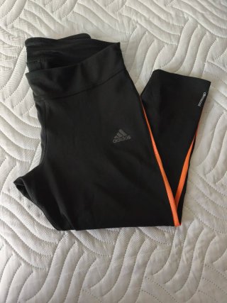 Mallas Running Adidas Negras y Naranjas.
