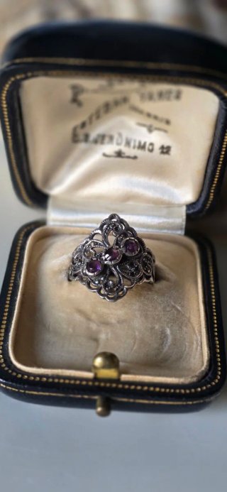 Anillo es su caja de estaban yanes siglo xix