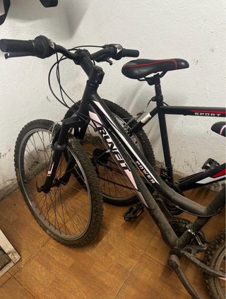 Bicicletas de chica y chico sin uso