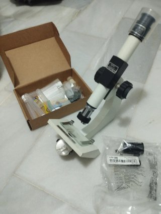 Microscopio con accesorios