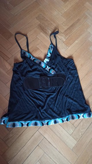Camiseta de tirantes negra con detalles
