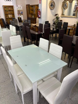 Mesa de Comedor Blanca con Sobre de Cristal