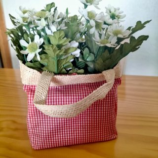Cestita decorativa con margaritas