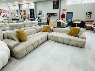 Sofá Modular Beige con Cojines Amarillos