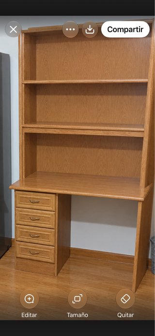 Escritorio de madera con estantería