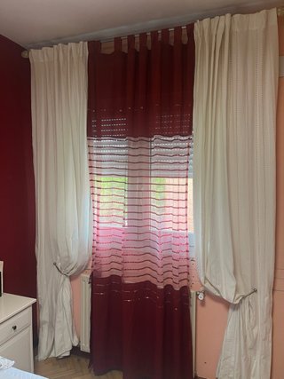 Set de 3 Cortinas: 2 Blancas y 1 Visillo Burdeos
