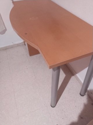 Mesa de estudio con patas metálicas