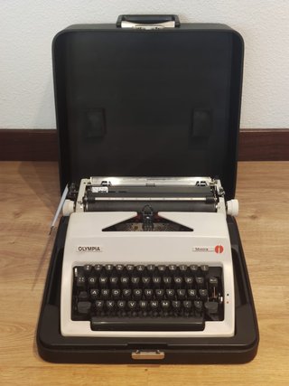 Máquina de escribir Olympia Monica con maletín
