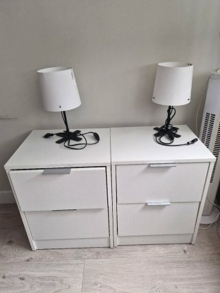 2 Mesillas de Noche Blancas con Lámparas