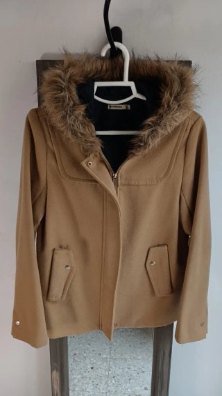 Abrigo Beige con Capucha de pelo
