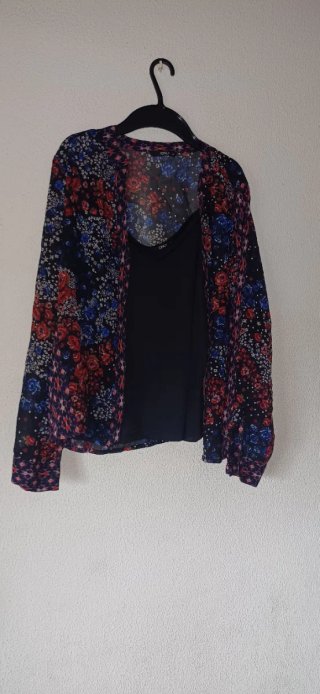 Camisa Only con Camiseta de Tirantes es muy Bonita