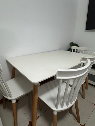 Mesa de comedor con 4 sillas