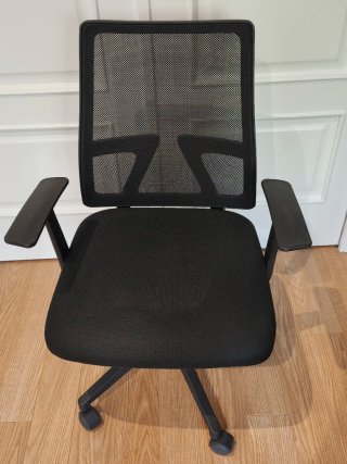 Silla de oficina negra con ruedas