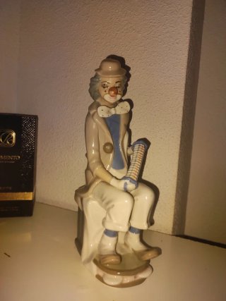 Figura de Porcelana Payaso con Acordeón