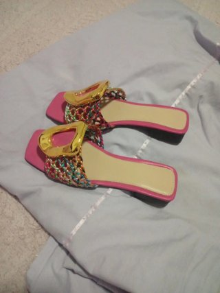 Sandalias de tacón con detalle dorado