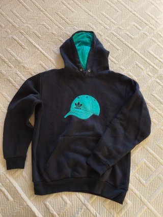 Sudadera Adidas azul marino con Estampado de Gorra