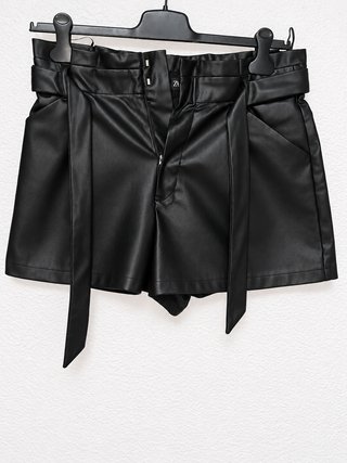 Short Negro Efecto Piel ZARA Talla L