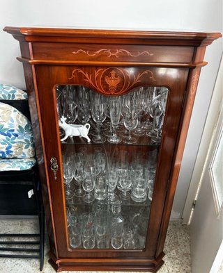 Vitrina de madera y cristal