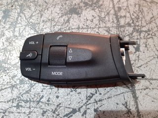 Mando volante SEAT IBIZA BERLINA 6J5