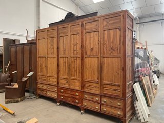 Armario Antiguo de Madera de Sabina (1932)