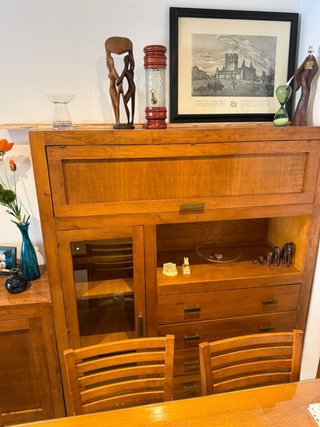 Aparador de Madera con Vitrina de artesanía
