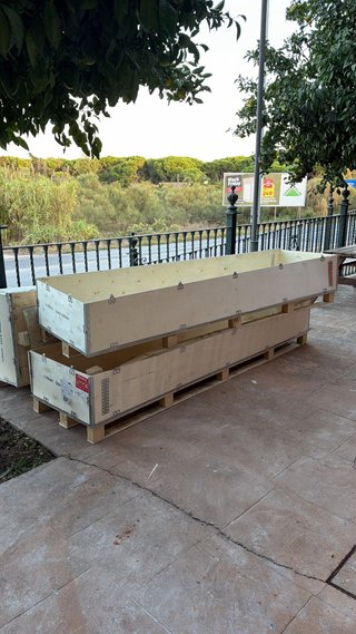 Cajas de madera grandes con palé