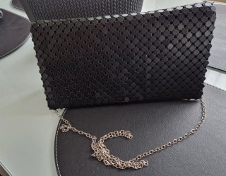 Bolso de mano negro con cadena