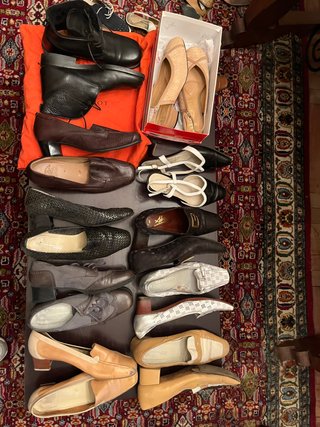 Zapatos de mujer algunos en mejor estado que otros