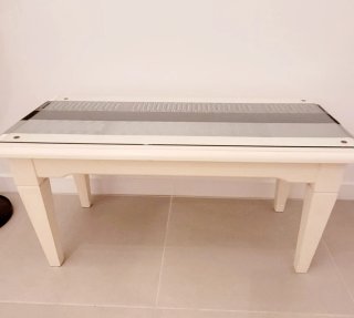 MESA BLANCA MACIZA CON CRISTAL Y CARRIL DE MESA