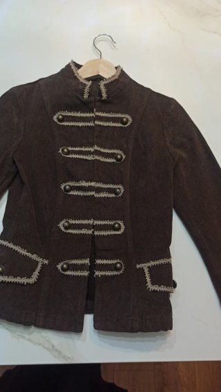 Chaqueta Entallada Estilo Militar Marrón