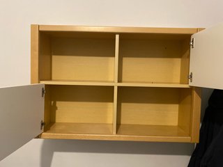 Estantería de pared con puertas