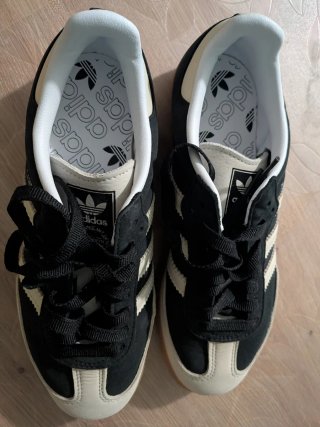 Zapatillas Adidas Negras y Blancas