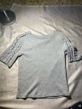 Camiseta Gris con Volantes en Mangas