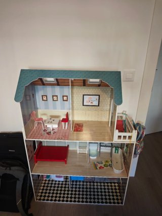 Casita de muñecas de madera