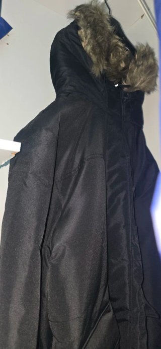 Chaqueta Negra con Capucha