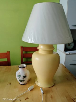 Lámpara de mesa cerámica amarilla