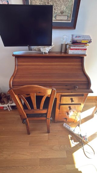 Buró de Madera Maciza con Persiana y silla.