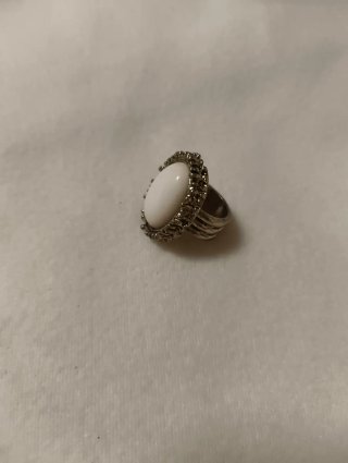 Anillo con piedra blanca