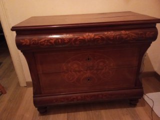 Cómoda Antigua de Madera con Marquetería