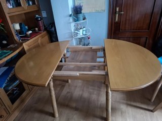 Mesa de comedor extensible y mueble de salón