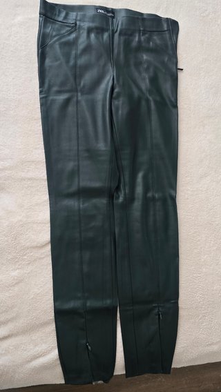Pantalón Polipiel verde oscuro Zara Talla S