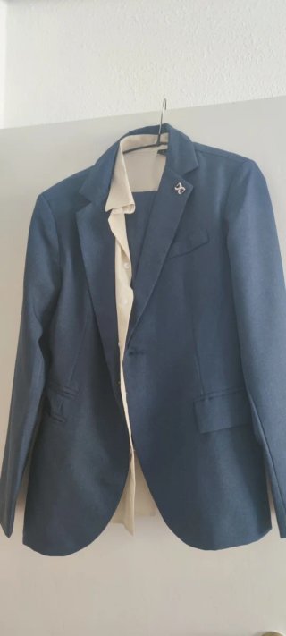 Traje de hombre azul con camisa, talla S
