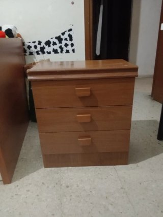 Mesita de noche de madera