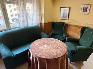 Conjunto de mesa camilla, sofá y sillones
