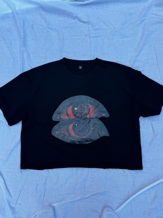 Camiseta Negra Cropped con Estampado de Ojos