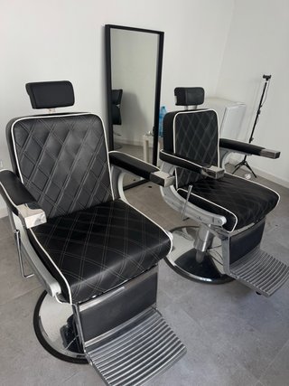 Sillon de barbero 240€ 1 unidades 450€ 2 unidade