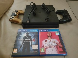 PS4 (PlayStation 4) con 2 mandos y juegos