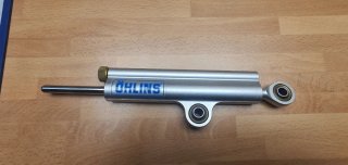 Amortiguador de dirección Öhlins original.